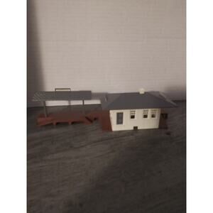 BACHMANN PLASTICVILLE Vintage HO Model Train Depot Suburban Station & Platform